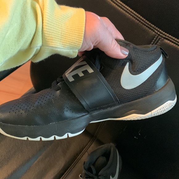 Basketball shoes - Picture 2 of 4